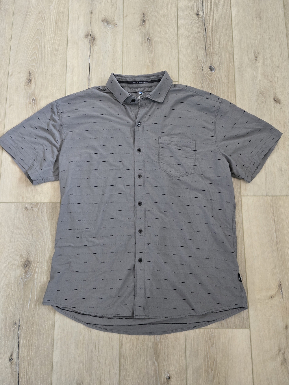Kuhl Men's Short-Sleeve Button-Down Shirt in Gray with Micro Dot Texture Size XL